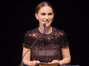 Natalie Portman graduou-se em Psicologia pela Universidade de Harvard, em 2003.
